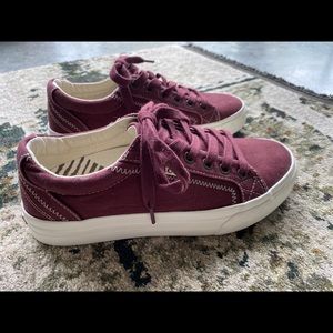Taos sneakers Sz 6